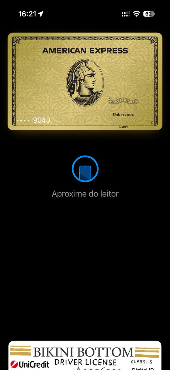 Wallet do iPhone mostrando um cartão com arte dourada